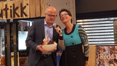 KLima- og miljøminster Vidar Helgesen og generalsekretær Heidi Kirkeby i Norges Birøkterlag iniviterer til nasjonal dugnad for å ta vare på biene. Foto: Cesilie Aurbakken
