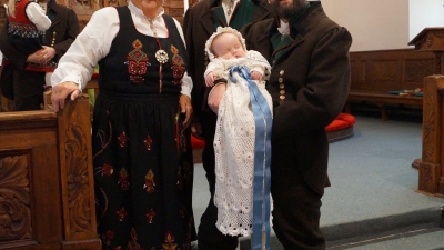 Bunad er et tradisjonelt festplagg i barnedåp. Foto: Rita Sirirud Vatnehol.
