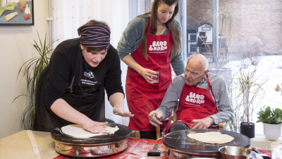 Arnfinn Nordbø syntes det var stas å bake lefser. Her får han hjelp av Ingrid Lamark fra Norges Bygdekvinnelag. Alle foto: Opplsyningskontoret for brød og korn.