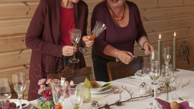 Sosialt: Anne Ka Munkjord og Barbro B. Stokke i Vivestad Bygdekvinnelag koser seg sammen når de dekker festbordet med nytt og gammelt. Foto: Kamilla Weiglin.