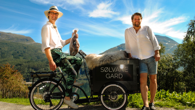 Torstein og Eivind kombinerar kjekjøt, turisme og kultur på Sølvane Gard i Kandal. Foto: Jens F. Anderssen. 