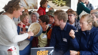Eit skikkeleg frynsegode med smaksprøver for publikum.