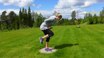 Rygg: Start med stå på en fot. Trekk navlen inn, stabiliser mage og rygg. Foto: May-Britt Sægrov.