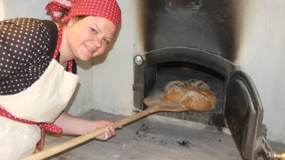 Travle tider: At Kvinnherad er et populært område med hyttefolk og turister, har gitt Lene mange kunder på våren og sommeren. Det er da arbeidstrykket er størst med åpent bakeri tre dager i uka. Foto: Privat.