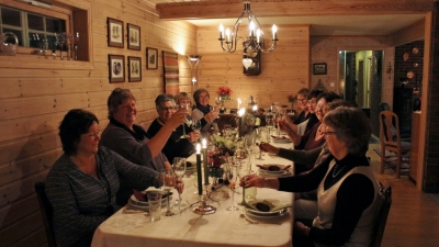 Medlemmene i Vivestad Bygdekvinnelag gleder seg over borddekkingen til neste utgave av Bygdekvinner. Foto: Anne Ka Munkejord.