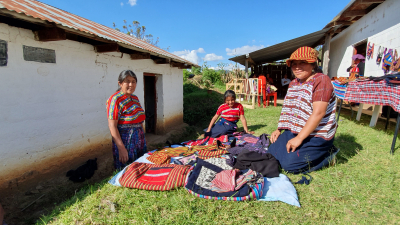 Guatemala: Doña Olga Agustín Aguilón  (til venstre) selger sine varer  til bygdekvinnelaget. Cesilie Aurbakken, vår generalsekretær, og Grethe Brundtland, styremedlem i sentralstyret, besøkte prosjektet vårt i Guatemala i september. Foto: Cesilie Aurbakken.