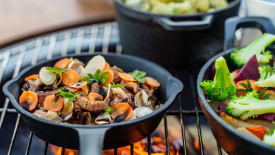 Langtidsbakt, grillet lammebog med sider. Foto: Mariusz Marczak.