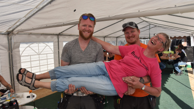 Herlig innsats: Liv Ragni Skinnes Kjos og Spydeberg Bygdekvinnelag ble filmet under matservering til dugnadsfolket på Spydeberg Rock Festival. Foto: Helle Cecilie Berger.