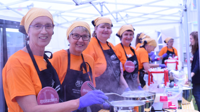 Vi gratulerer årets lokallag 2019, Bjørgum Bygdekvinnelag. Medlemmer av Bjørgum serverer mat på Verdens kuleste dag, i regi av Sparebankestiftelsen DNB. Foto: Helle Cecilie Berger.