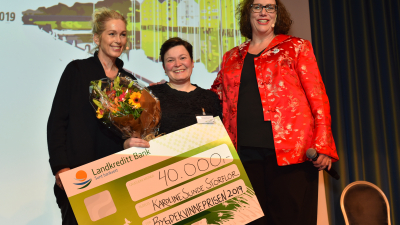 Karoline Sunde Storflor ble tildelt "Bygdekvinneprisen - Kjerringa mot strømmen" under bygdekvinnelagets inspirasjonsseminar i Trondheim. Prisutdelerne Anita Krohn Traaseth og leder i Norges Bygdekvinnelag, Ellen Krageberg, forklarte at de var dypt imponert over det Karoline har skapt. Foto: Helle Cecilie Berger. Karoline Sunde Storflor ble tildelt "Bygdekvinneprisen - Kjerringa mot strømmen" under bygdekvinnelagets inspirasjonsseminar i Trondheim. Prisutdelerne Anita Krohn Traaseth og leder i Norges Bygdekvinnelag, Ellen Krageberg, forklarte at de var dypt imponert over det Karoline har skapt. Foto: Helle Cecilie Berger.