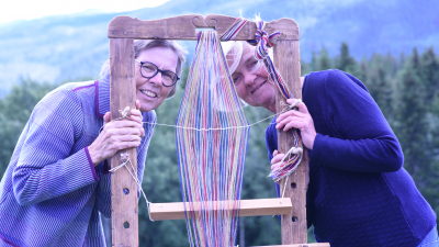 Eli Vesaas (til høyre) har holdt kurs i bandveving i mange år, og har produsert og samlet mye kursmateriale. Sigrunn Lie Brattekås (til venstre) har skrevet flere bøker med håndverk som tema, og har de siste åra interessert seg særlig for plukkebanda i Telemark. Sammen har de laga ei vevebok der du får opplæring i plukkeband på grind og bandstøre. Foto: Helle Cecilie Berger. Eli Vesaas (til høyre) har holdt kurs i bandveving i mange år, og har produsert og samlet mye kursmateriale. Sigrunn Lie Brattekås (til venstre) har skrevet flere bøker med håndverk som tema, og har de siste åra interessert seg særlig for plukkebanda i Telemark. Sammen har de laga ei vevebok der du får opplæring i plukkeband på grind og bandstøre. Foto: Helle Cecilie Berger.
