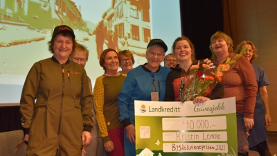 Kristin Lemme fikk med seg bygdekvinnene fra Bjørgum Bygdekvinnelag til å vise fram de flotte klærne fra Flor. Foto: Helle Cecilie Berger.