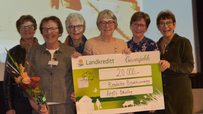 Årets lokallag 2020 er Rendalen Bygdekvinnelag 2020. Fra venstre Odveig Høye, Gro Undseth Romenstad, Else Oline Akre Haugseth, Brynhild Lervang og Karin Rugsveen, sammen med Jorun Henriksen, leder i Norges Bygdekvinnelag.