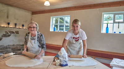 Kari Støfringsdal og Gunn Jorunn Sørum baker lefse i Jølster. Foto: Jon Marius Nilsson