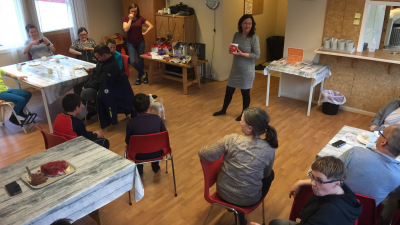 Leder i Musken Bygdekvinnelag, Kristin Green Johnsen, orienterer om lagets planer under kafeen på nedlagte Musken skole. Foto: Anders Peder Urheim.