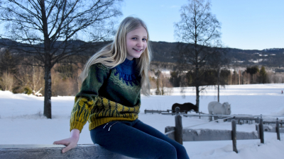 Christina er modell når bygdegenseren skal vises fram. Foto: Helle Cecilie Berger.