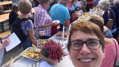 Under årets innladsmarked på Moelv var potet tema og poteten Peik hedret som årets potet. Leder i Norges Bygdekvinnelag Ellen Krageberg var med som dommer. Foto: Ellen Krageberg.