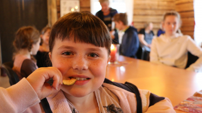 Marit Kleven (9) synes tørka epler smaker godt, og gleder seg til å lage sine egne. Foto: Toril Langmo Skjetne.