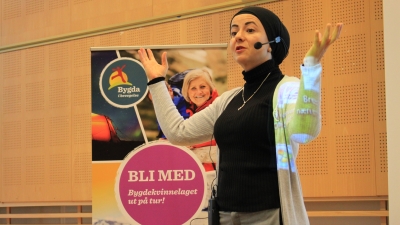 Uteglede: - Da jeg lærte meg å gå på ski fikk jeg troen på meg selv. Det var veldig flott og jeg ville at andre også skulle oppleve det, forteller prosjektleder Havva Cukurkaya i Den norske turistforenings avdeling i Drammen og omegn. Foto. Helle Cecilie Berger.