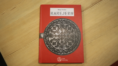 Lesja historielag har gitt ut boken «Kakejern», skrevet av Bjørg Nordset. Lesja Bygdekvinnelag og Lesjaskog Bygdekvinnelag har støttet bokprosjektet. Foto: Helle Cecilie Berger.