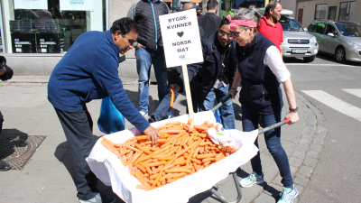 - Vi må være sikre på at vi som forbrukere blir hørt og at vi sikres retten til å velge GMO-fri mat, og at vi kan ha tillit til det lovverket som skal regulere bruken av GMO i matproduksjonen i Norge, sier Cesilie Aurbakken, generalsekretær i Norges Bygdekvinnelag og styreleder for GMO-Nettverket, Cesilie Aurbakken. - Vi må være sikre på at vi som forbrukere blir hørt og at vi sikres retten til å velge GMO-fri mat, og at vi kan ha tillit til det lovverket som skal regulere bruken av GMO i matproduksjonen i Norge, sier Cesilie Aurbakken, generalsekretær i Norges Bygdekvinnelag og styreleder for GMO-Nettverket, Cesilie Aurbakken.