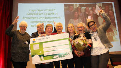 Frogn Bygdekvinnelag er årets lokallag. Jublende medlemmer tok i mot den velfortjente prisen. Foto: Helle Cecilie Berger.