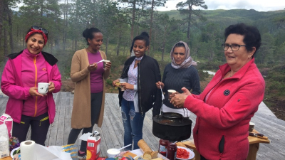 En felles tur i nærmiljøet med kursdeltagerne dannet grunnlag for samarbeid og felles planlegging av kurset «Frivillighet og tradisjon» i regi av Grong Bygdekvinnelag. Foto: Grong Bygdekvinnelag.
