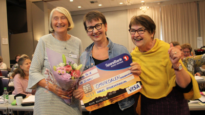 Grethe Brundtland, Marian Thunold og Esther Falk i Omvikdalen Bygdekvinnelag mottok prisen "Årets bygdekvinnelag". Foto: Helle Cecilie Berger. Grethe Brundtland, Marian Thunold og Esther Falk i Omvikdalen Bygdekvinnelag mottok prisen "Årets bygdekvinnelag". Foto: Helle Cecilie Berger.
