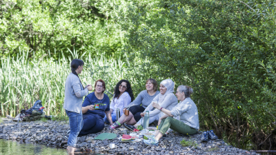 Samfunnet opnar litt opp, så no kan ein lage litt liv igjen. Bli heime om du er sjuk, men er du frisk kan du gjerne møte andre. Foto: Hilde Kvivik Kavli.