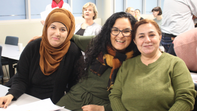 Fra v. Anbreena Khan og Farzaneh Aghalo holdt foredrag på seminaret. Her med Malahat Nasibova, vinner av Rafto-prisen 2009 og intervjuet i Bygdekvinner nr. 1 2018. Foto: Helle Cecilie Berger.