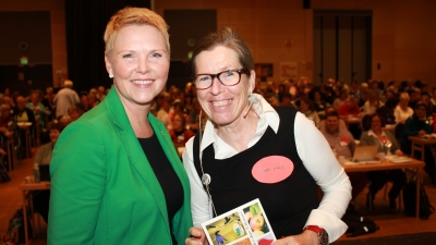 Nestleder i Senterpartiet, Anne Beathe Tvinnereim med generalsekretær i Norges Bygdekvinnelag, Cesilie Aurbakken. Foto: Helle Berger.