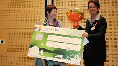 Vinner av Kvinnestipendet 2015: Leder i Norges Bygdekvinnelag, Marna Ramsøy, deler ut Kvinnestipend til Cecilie Grønli. Foto: Helle Berger.