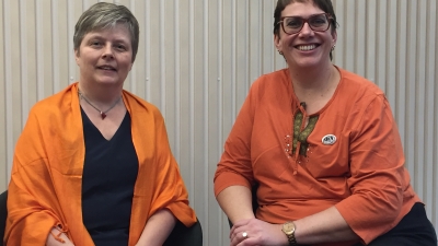 Irene Furulund og Ellen Krageberg kler seg i oransje og markerer FNs internasjonale dag for avskaffelse av vold mot kvinner og jenter.. Foto: Helle Cecilie Berger.