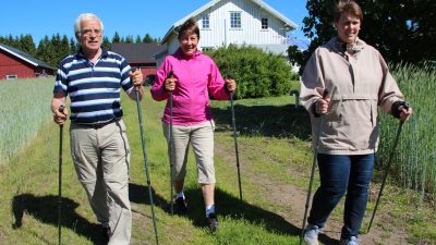 Trenger trim og trivsel: Alzheimerrammede Solveig og ektemannen Tor Eliassen er enige om at de begge trenger dagaktivitetstilbud for Solveig på gården Lillehov i Løten. Tilbyder Ingunn Sigstad Moen (til høyre) brenner for aktivitetstilbud for personer med demens. På gården blir det nå laget en egen trimrunde rundt et jorde. Foto: Anette Strand Sletmoen, Nettverket Inn på tunet Hedmark.