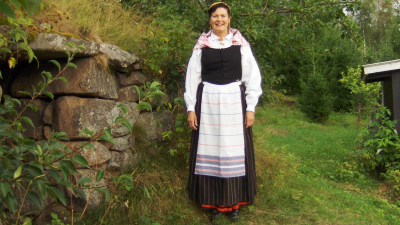 Merete Furuberg i den første Finnskogbunaden som ble sydd etter Åsta Holths tegninger. Foto: Liv K. I. Andreassen.