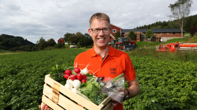 Gustav Myraune leverar ferske grønsaker til byfolket i Trondheim. Foto: Leif Arne Holme