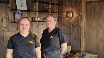 Med mamma på laget: Andrea Ingelsrud har valgt å bosette seg i heimtraktene og satse på konditori og kafé sammen med sin mor, Anne Grethe Sandnes. Foto: Ingelsrud konditori.