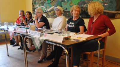 Føremålet med å invitere kun dei kvinnelege listetoppane eller kvinnene øvst på vallistene har vore å gje politikarane ein mjuk start i eit ufarle forum. Her frå valmøtet i 2015. Foto: Esther Moe, Suldalsposten.