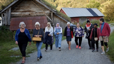 Har dSand Bygdekvinnelag har samla seg for tur. Foto: Inger Lise Bjelland. 