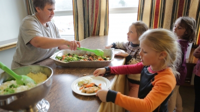 Svett gulost i matpakken er bare et minne. På Snåsa skole diskes det opp med felles måltid hver eneste skoledag, til glede for små og store. Foto: Leif Arne Holme.