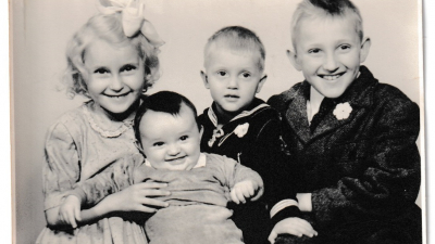 6-årige Grethe med tre søsken hos fotograf. De gledet seg alltid veldig til jul, med varme tradisjoner og familiehygge. Seks år etter at dette bildet ble tatt,  kom minstebror til verden. Foto: Privat.