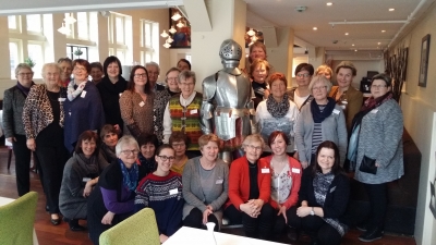 Årsmøte deltagere samlet rund en Spansk rustning v/Hotel Augustin, Trondheim.