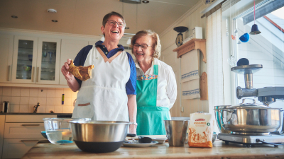 Fortel om aktivitetane i 2019. Dei to blide damene Solvår Skogen Sæterbø og Torgunn Henden i Valsøyfjord Bygdekvinnelag. Her i samband med filminnspeling til norsktradisjonsmat.no. Foto: Jon Marius Nilsson/norsktradisjonsmat