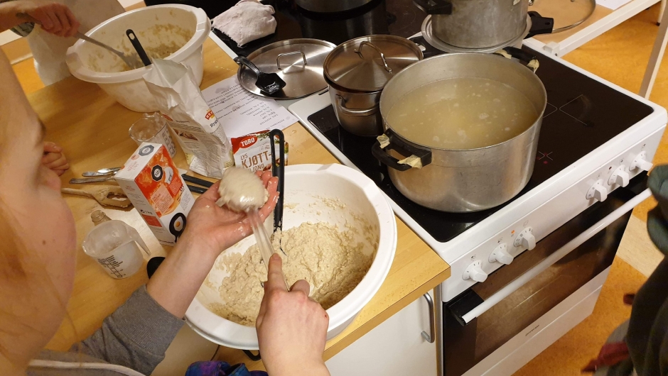 Ballen legges i gryta Ballen legges i gryta