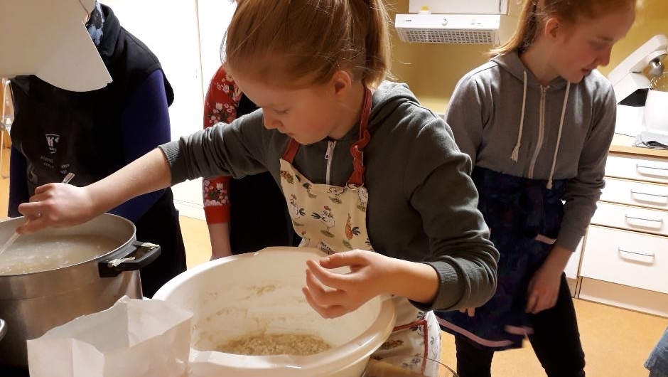 Ragna legger ballen i gryta Ragna legger ballen i gryta