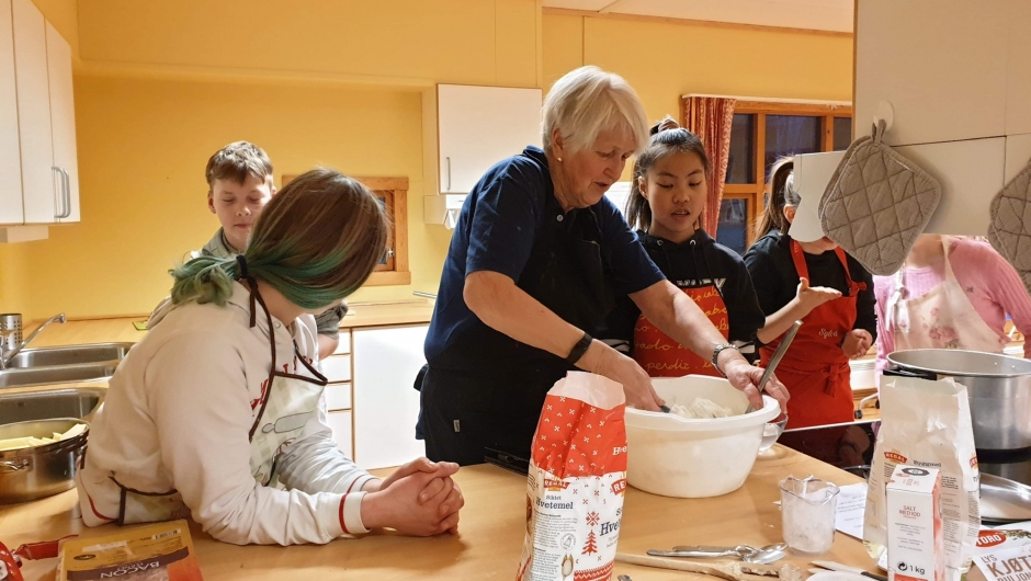 Hektisk på kjøkkenet. Martin, Ingrid, Johanne og Sylva sammen med Ingunn Hektisk på kjøkkenet. Martin, Ingrid, Johanne og Sylva sammen med Ingunn