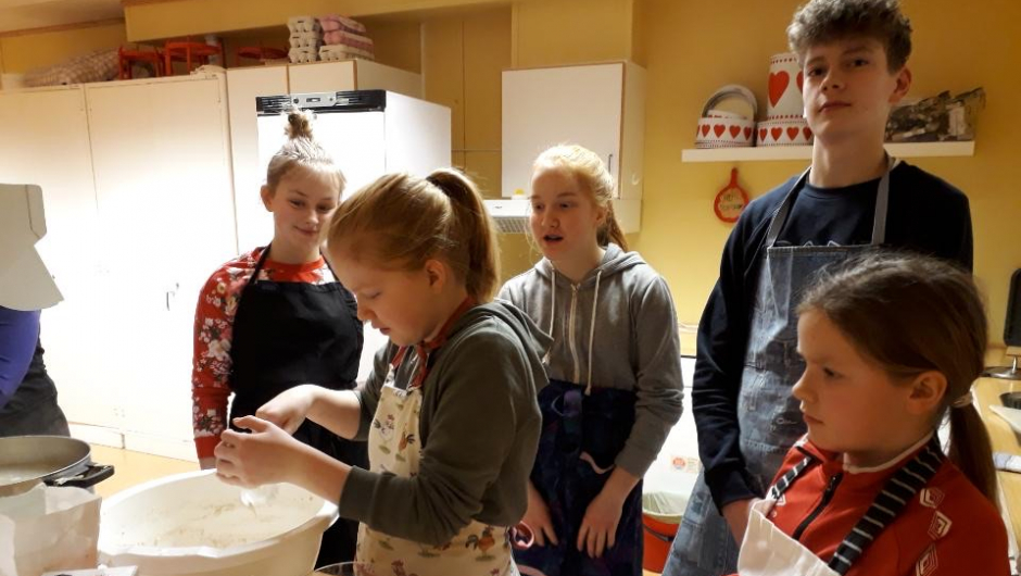 Andrine, Lena, Rune og Zoe ser på at Ragna lager potetball Andrine, Lena, Rune og Zoe ser på at Ragna lager potetball