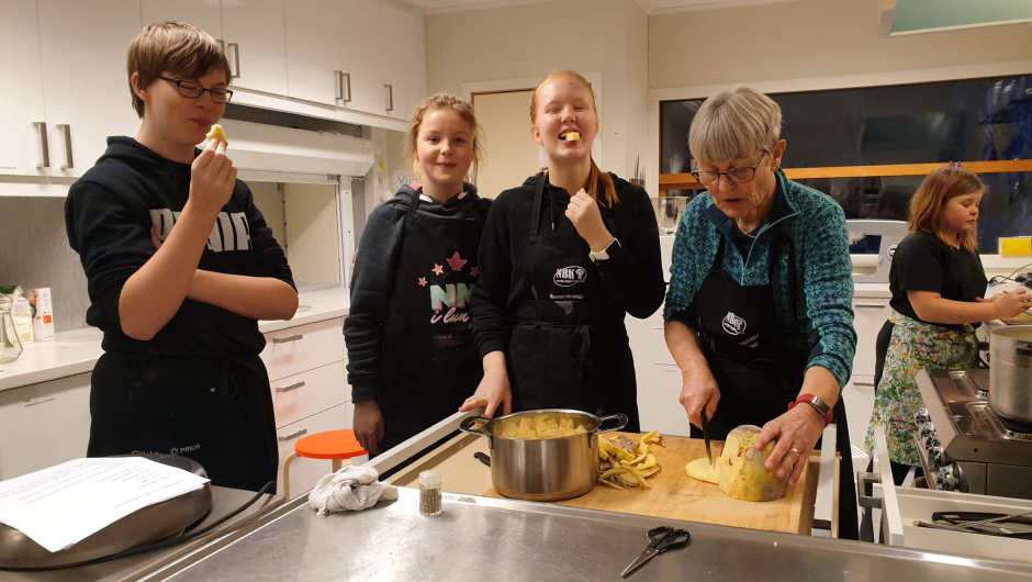 Petter Emil, Sandra og Anna sammen med Astrid 