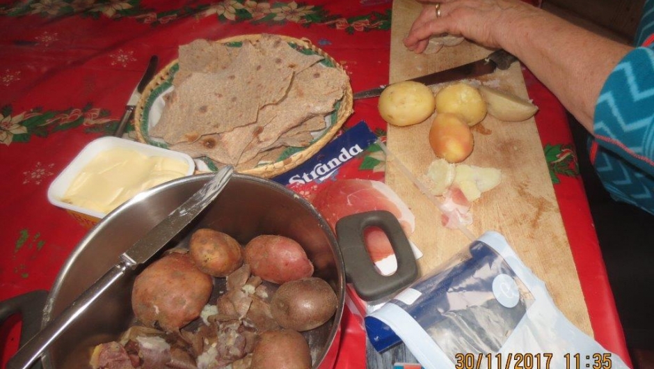 Smak av tradisjonsmat i Nore og Uvdal bygdetun 30.nov 2017 v/ Uvdal bygdekvinnelag Poteter, flatbrød, smør berga mange menneskeliv i gamaltid.