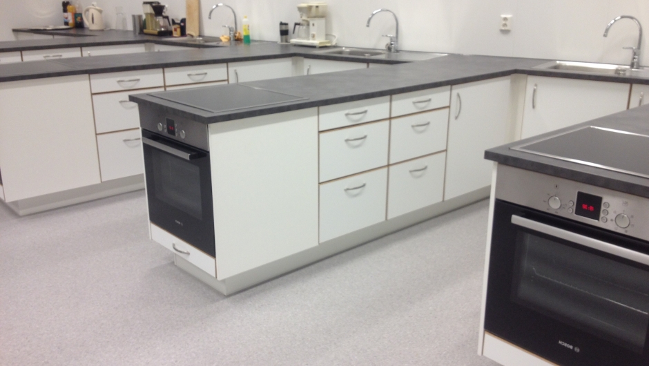 Skolekjøkkenet som også er kjøkken ved tilstelninger. Skolekjøkkenet som også er kjøkken ved tilstelninger.